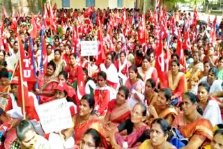 protest-demanding-fulfillment-of-various-demands-by-anganwadi-activists