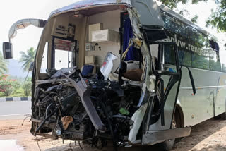 காவேரிப்பட்டினம் விபத்து  காவேரிப்பட்டினம் லாரி மீது பேருந்து மோதி விபத்து  krishnagiri bus and lorry crash  krishnagiri district news  krishnagiri accident news latest  கிருஷ்ணகிரி மாவட்டச் செய்திகள்