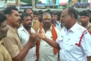 share-auto-drivers-argue-with-traffic-police-at-tirupattur