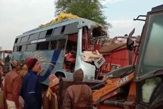 15 killed in bus-truck collision in Rawa