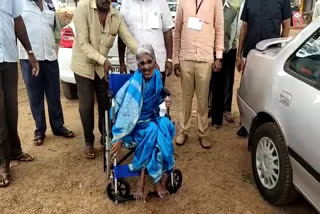 ಮತದಾನ ಮಾಡಿ ತನ್ನ ಕರ್ತವ್ಯ108ರ ಅಜ್ಜಿ  , 108 year woman voted at Hosakote