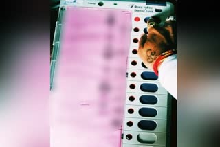Voter captured the photo while voting at Ranebennuru ,  ನೆಚ್ಚಿನ ಅಭ್ಯರ್ಥಿಗೆ ಮತ ಹಾಕಿ ಫೋಟೋ ತೆಗೆದುಕೊಂಡ ಮತದಾರ