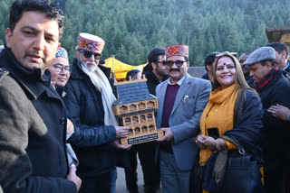 Minister Govind Singh welcomed Amitabh Bachchan in manali