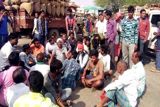 Farmers jammed kawardha bilaspur highway