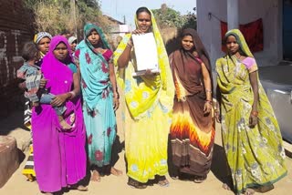 women-on-the-streets-due-to-liquor-shutdown-in-the-village-application-made-to-the-authorities-in-dindori