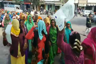 डूंगरपुर न्यूज, dungarpur latest news, Women protested in Dungarpur