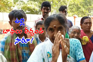 pepole suffering for taking onions at paravathipuram market, vijayanagaram