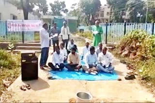 protest-by-dss-for-mla-halappa-obstructs-opening-of-indira-canteen