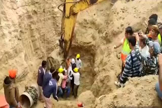 बोरवेल में गिरा 4 साल का मासूम, 4 year old boy fell in borewell