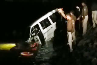 Dam collapsed uncontrolled car, four people drowned in chhindwera