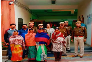 Women put a dent in the passenger bag in metro