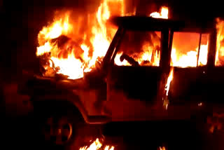 Bolero caught fire after hitting a tree, पेड़ से टकराने पर बोलेरो में लगी आग