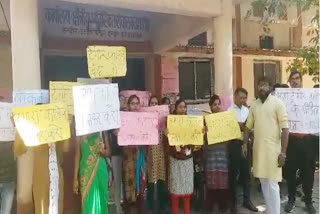 Students demonstrated in higher education department office