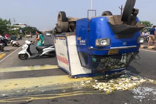 egg-tempo-overturned-in-virar-palghar