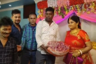 _A man gift 5 kg onion to bride