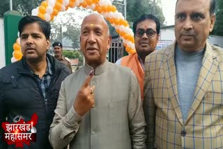 Saryu Roy cast vote in jamshedpur