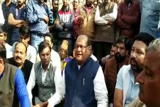 Kalicharan Saraf seated on protest against opening of meat shop, jaipur news, जयपुर न्यूज