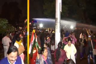 ಪ್ರತಿಭಟನಾರಾರರ ಮೇಲೆ ಜಲ ಫಿರಂಗಿ ಪ್ರಯೋಗ,demanding justice for Unnao rape-murder victim