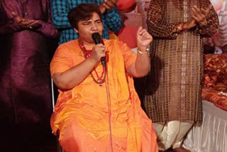 pragya-thakur-reached-kamlanagar-police-station