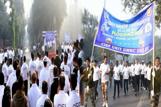 CISF jawans cleaning while jogging from Lal Qila to Rajghat