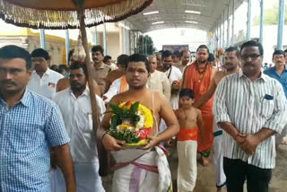 visakha sradhaprrtam north  Peethadhipathi sri swathmandraswamy visits the kadiri laxmi narasimhaswamy temple at anantapur