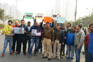 awareness on traffic rules by giving chocolate in Noida