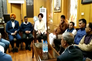 cm kejriwal, manoj tiwari and leaders present at lnjp hospital delhi