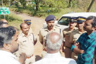 wild elephant attack  wild elephant attacked autorickshaw  people protested against forest officers wild elephant attack in kannur  aaralam farm news  കാട്ടാന ഓട്ടോറിക്ഷ തകർത്തു  ആറളം ഫാം  ആറളം ഫാമില്‍ കാട്ടാന ഓട്ടോറിക്ഷ തകര്‍ത്തു  വനംവകുപ്പ് ജീവനക്കാരെ തടഞ്ഞുവെച്ച് പ്രതിഷേധം  വനംവകുപ്പ്