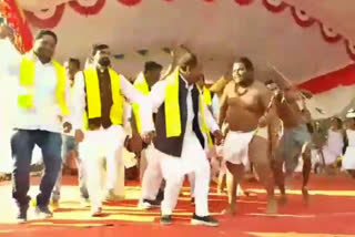 MLA Dance, MLA Dance in Tribal Dance Festival, MLA Dance in Tribal Dance Festival at gariaband, gariaband mla dance news, ಶಾಸಕ ಡ್ಯಾನ್ಸ್​, ಗಿರಿಜನ ನೃತ್ಯೋತ್ಸವದಲ್ಲಿ ಶಾಸಕ ಡ್ಯಾನ್ಸ್​, ಗರಿಯಾಬಂದ್​ನಲ್ಲಿ ಗಿರಿಜನ ನೃತ್ಯೋತ್ಸವದಲ್ಲಿ ಶಾಸಕ ಡ್ಯಾನ್ಸ್, ಗರಿಯಾಬಂದ್​ ಶಾಸಕ ಡ್ಯಾನ್ಸ್ ಸುದ್ದಿ,