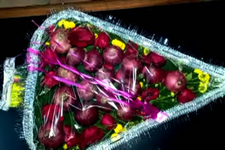 councillor gift Onion to the wedding Couple