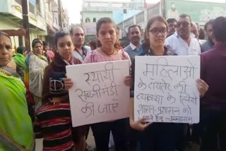 girls-protest-demonstration-for-construction-of-toilets-in-shamgarh-of-mandsaur