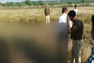 dead body of a young man found in the plot, सुने पड़े प्लॉट में मिली युवक की लाश