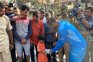 denesh-ramdin-shows-beautiful-gesture-to-4yr-old-fan