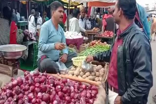 onion is being sold at rs 100 per kg in the market in agar malwa