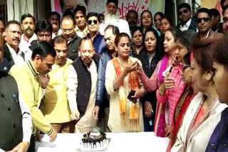 Congress Committee celebrated Sonia Gandhi's birthday,  शहर कांग्रेस कमेटी ने मनाया सोनिया गांधी का जन्मदिन