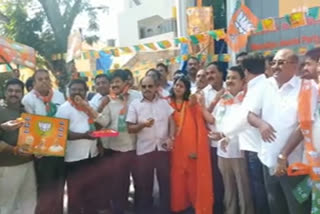 ಪಟಾಕಿ ಸಿಡಿಸಿ ಬಿಜೆಪಿ ಕಾರ್ಯಕರ್ತರ ಸಂಭ್ರಮಾಚರಣೆ, BJP activists celebration in Mysore for the victory in By-election