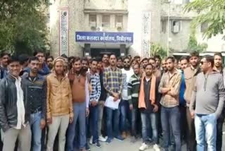 cement packing plan workers protest, चित्तौड़गढ़ में श्रमिकों का प्रदर्शन