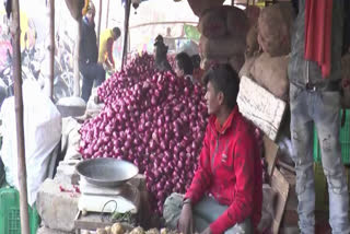 സബ്‌സിഡി നിരക്കില്‍ ഉള്ളി  Man in queue for subsidised onion dies  ഉള്ളി വാങ്ങാനെത്തിയാള്‍ക്ക് ഹൃദയാഘാതം  ആന്ധ്ര പ്രദേശ് സബ്‌സിഡി ഉള്ളി  subsidised onion news  onion price hike latest news  onion andhra pradesh news