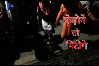 Drunken youth beaten by girls in ratlam