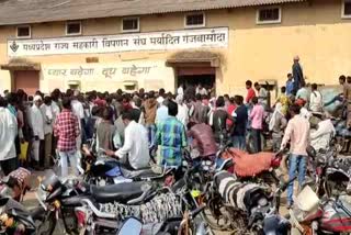 Farmers create ruckus at Cooperative Marketing Center Ganjbasoda in vidisha