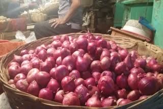 people from jalaun  upset with increase of onion price