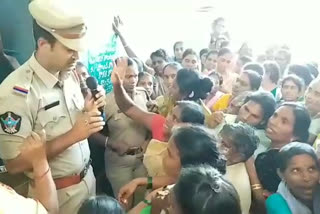 womens dispute  with police  due to onion at s.kota in vizianagaram, district