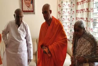 Adichunchanagiri Shri visits Deve Gowda's residence