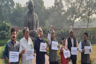 Left parties protest against CAB in Parliament complex  പൗരത്വ ബില്ലിനെതിരെ ഇടത് കക്ഷികള്‍  പൗരത്വ ബില്ലിനെതിരെ ഇടത് കക്ഷികള്‍ പാര്‍ലമെന്‍റില്‍ പ്രതിഷേധിച്ചു  സി.പി.ഐ.എം  പൗരത്വബില്‍