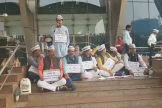 AAP Municipal Concealer Protest Against Anaj Mandi fire