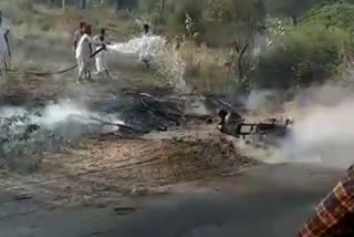 Bike fire in Barmer,  बाड़मेर में बाइक में लगी आग,  चलती बाइक में आग लग गई,  A moving bike caught fire