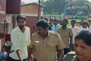 ತಾಳಿ ಕಟ್ಟಲು ಮುಂದಾದ ಯುವಕ,   A young man attempt to tie Mangalya in a running bus