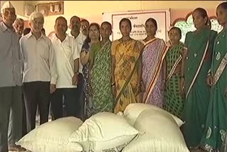 rice-giving-to-the-wet-drought-affected-farmers-in-ratnagiri