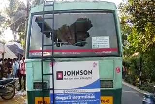 Students breaks government bus glass, அரசுப் பேருந்தின் கண்ணாடியை உடைத்த கல்லூரி மாணவர்கள்,