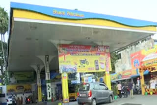 If you Need onions buy petrol..  പെട്രോൾ പമ്പ് സമ്മാനകൂപ്പണ്‍  petrol pump  സൗജന്യ ഉള്ളി വിതരണം  ഉള്ളി വില  Onions price  social media Onion trolls  ഉള്ളി ട്രോളുകൾ